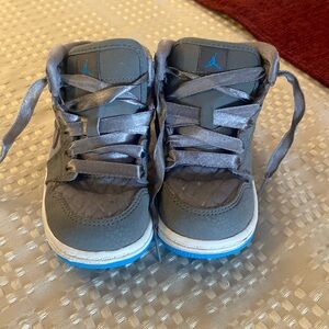 Toddler Boys gray nike air jordans with blue